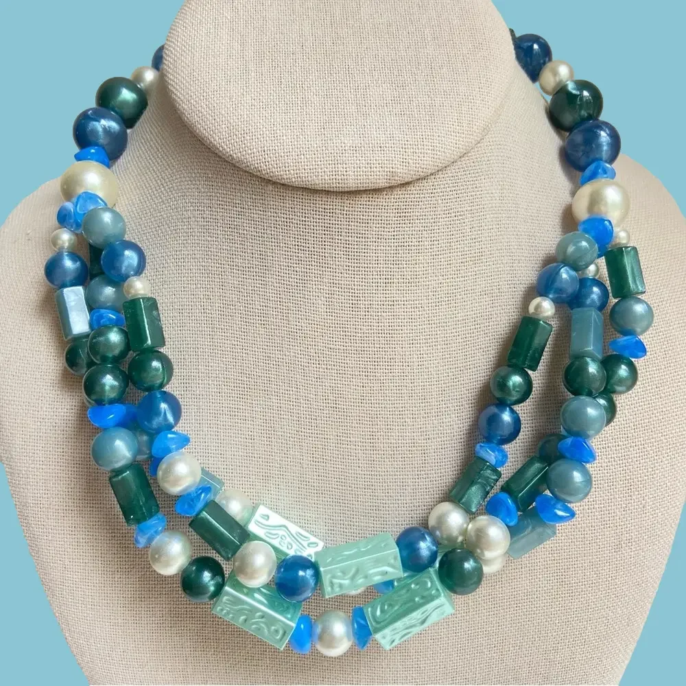 Avon necklace with pearlescent acrylic aqua teal beads and faux pearls VINTAGE